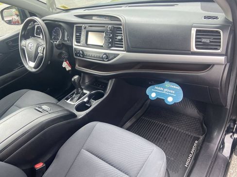 Used 2019 Toyota Highlander LE AWD/4WD image 27