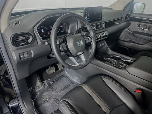 Used 2025 Honda Pilot Touring image 11