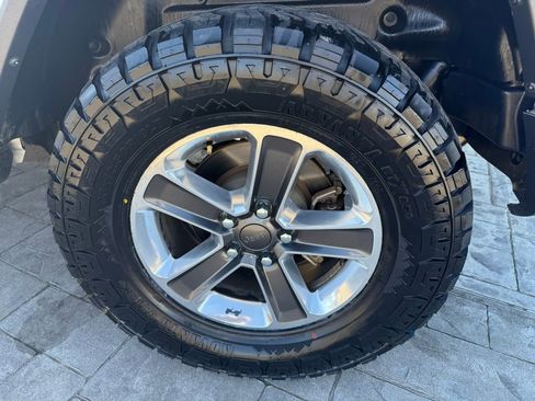 Used 2019 Jeep Wrangler Unlimited Sahara image 29