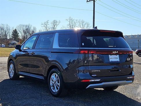 Certified 2023 Kia Carnival LX image 5