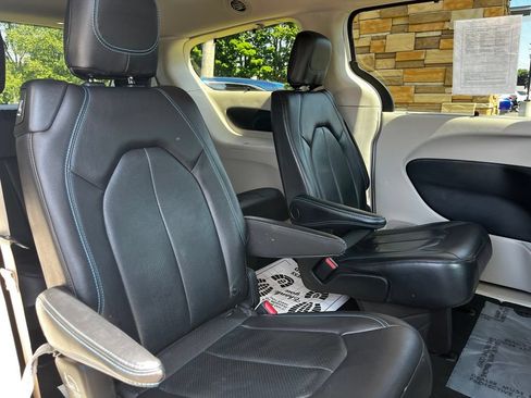 Used 2021 Chrysler Pacifica Touring-L FWD image 30