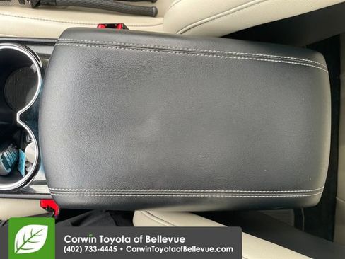 Used 2018 Ford Edge Titanium w/ Equipment Group 301A AWD/4WD image 16