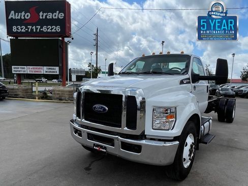 Used 2017 Ford F750 2WD Regular Cab Super Duty image 1