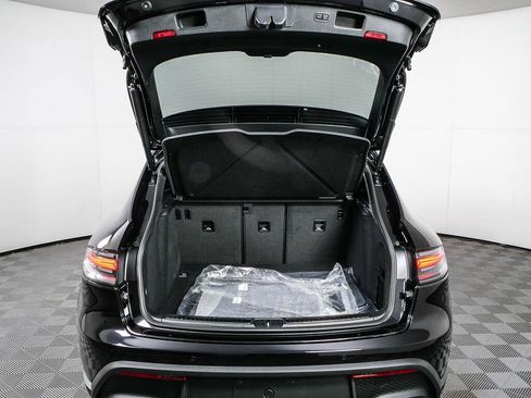 Certified 2026 Porsche Macan Turbo AWD/4WD image 32