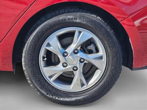 Used 2022 Hyundai Elantra SE image 4