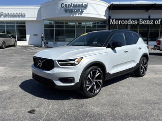 Used 2021 Volvo XC40 T5 R-Design image 1