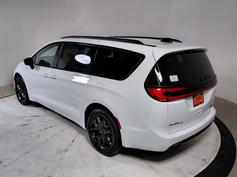 New 2026 Chrysler Pacifica Limited w/ S Appearance Package image 5