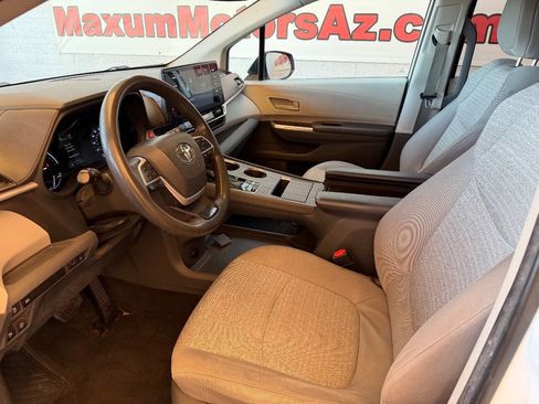 Used 2021 Toyota Sienna LE image 5