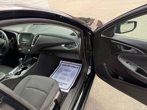 Used 2017 Chevrolet Malibu LT FWD image 18