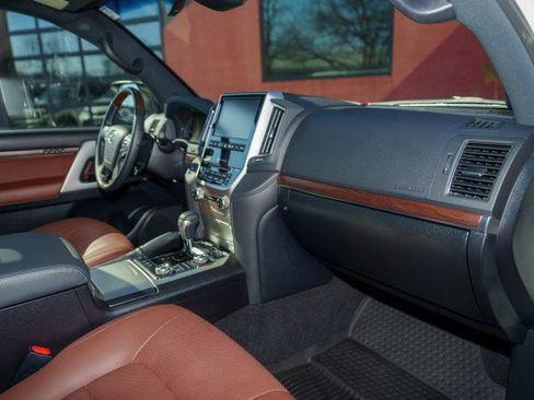 Used 2021 Toyota Land Cruiser image 11