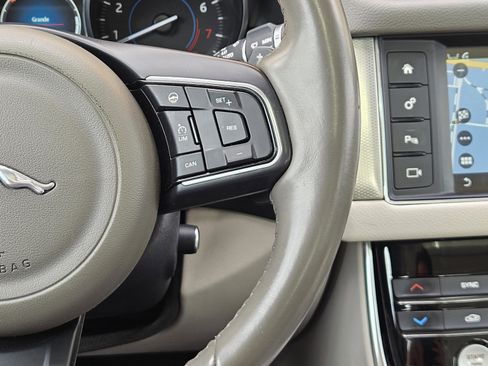 Used 2017 Jaguar XF Prestige image 30