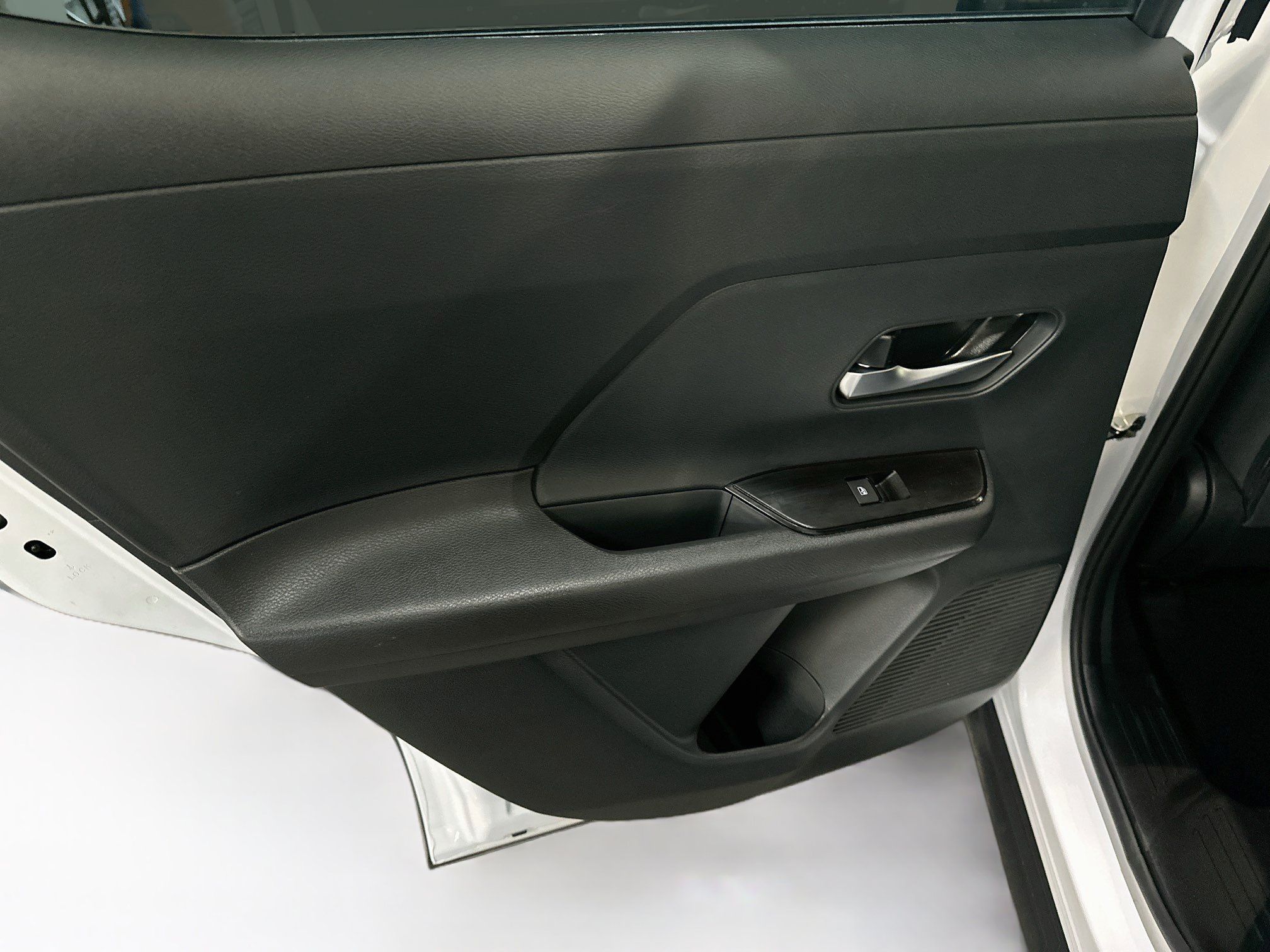 Used 2025 Nissan Kicks SV AWD/4WD image 23