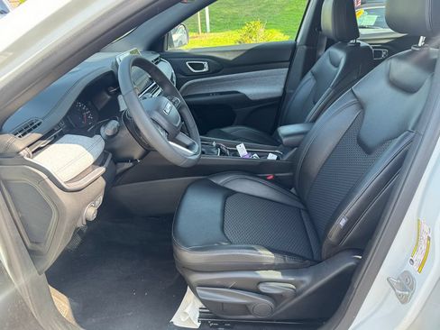 Used 2025 Jeep Compass Latitude AWD/4WD image 25