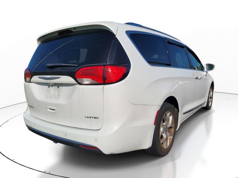 Used 2020 Chrysler Pacifica Limited image 4