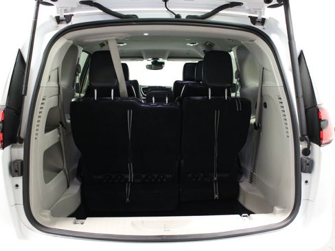 Used 2022 Chrysler Pacifica Touring-L FWD image 15