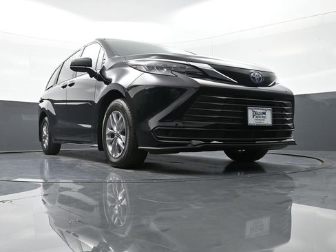 Used 2024 Toyota Sienna LE w/ Protection Package (TMS) AWD/4WD image 24