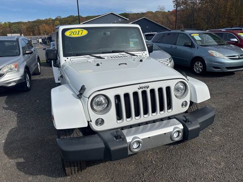 Used 2017 Jeep Wrangler Unlimited Sahara w/ Connectivity Group image 5