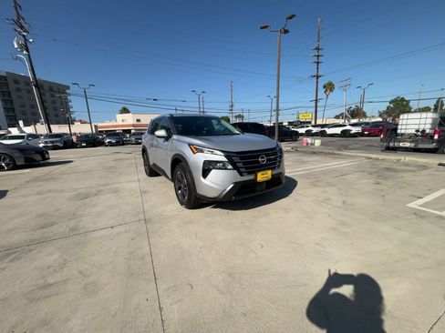 Used 2025 Nissan Rogue SV FWD image 3