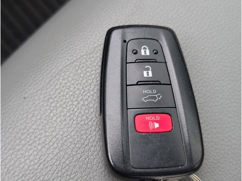 Used 2023 Toyota Highlander XLE image 19