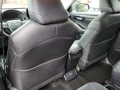 Used 2023 Toyota Highlander XLE FWD image 24