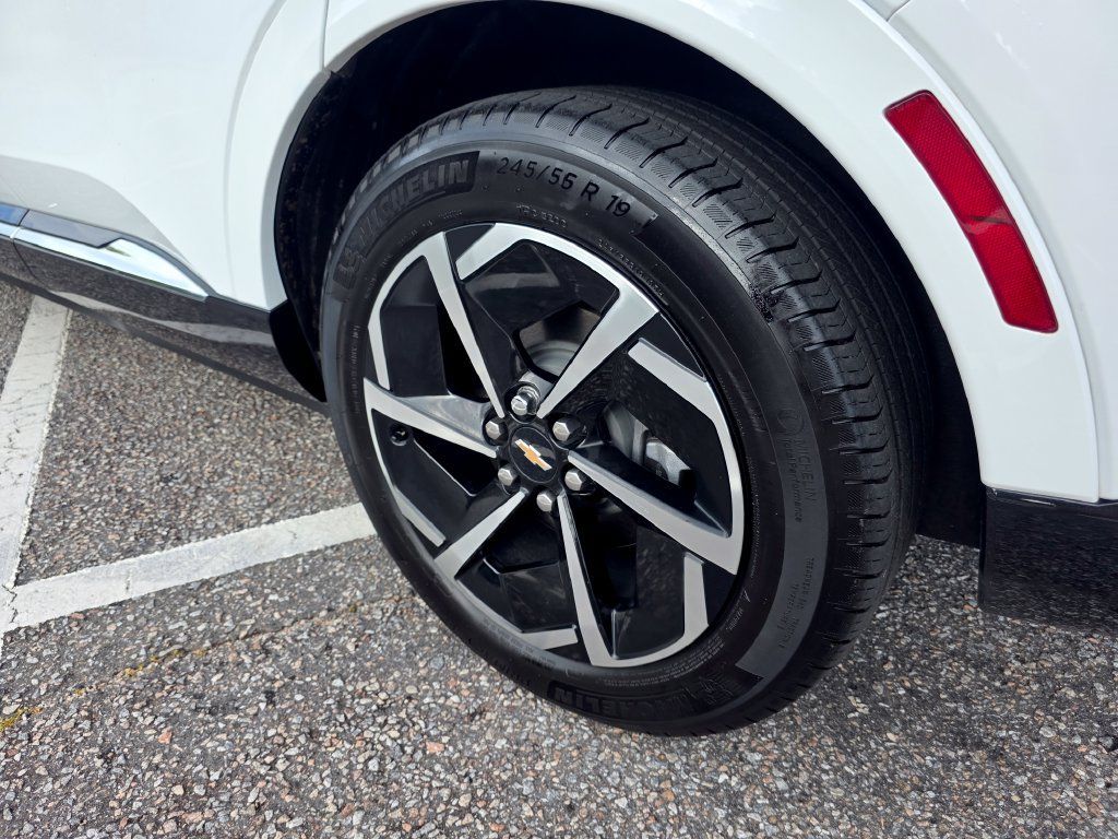 Certified 2024 Chevrolet Equinox EV LT FWD image 33