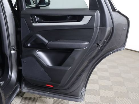 Used 2024 Porsche Cayenne AWD/4WD image 30