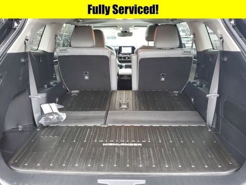 Used 2024 Toyota Highlander XLE image 8
