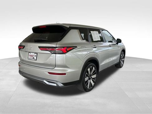 Used 2026 Mitsubishi Outlander SE image 3