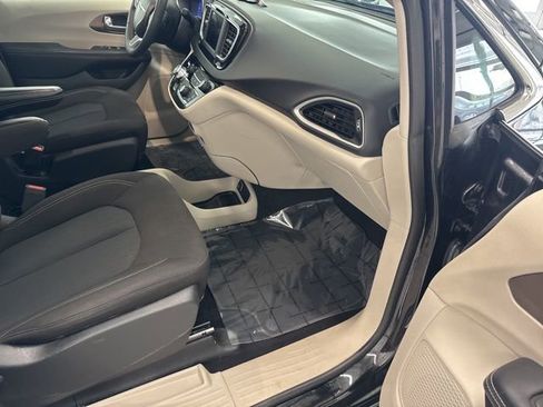 Used 2023 Chrysler Voyager LX image 24