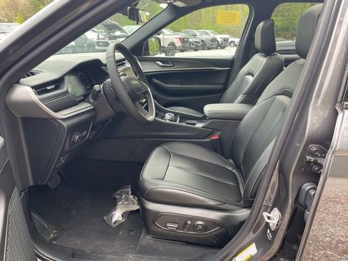 Used 2025 Jeep Grand Cherokee L Limited w/ Black Appearance Package AWD/4WD image 44