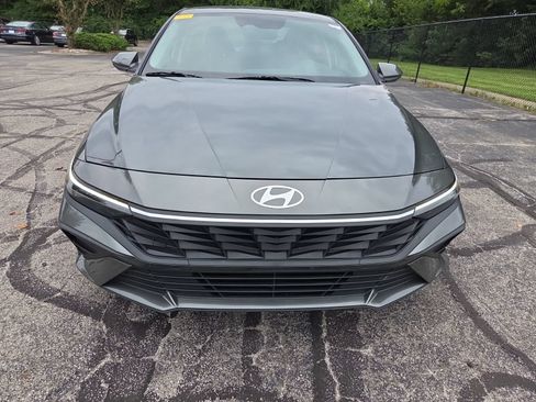 Used 2024 Hyundai Elantra SE FWD image 3
