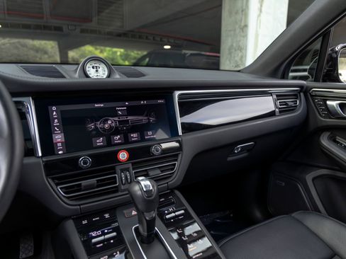 Certified 2022 Porsche Macan S AWD/4WD image 37