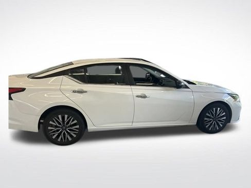 Used 2025 Nissan Altima 2.5 SV FWD image 6