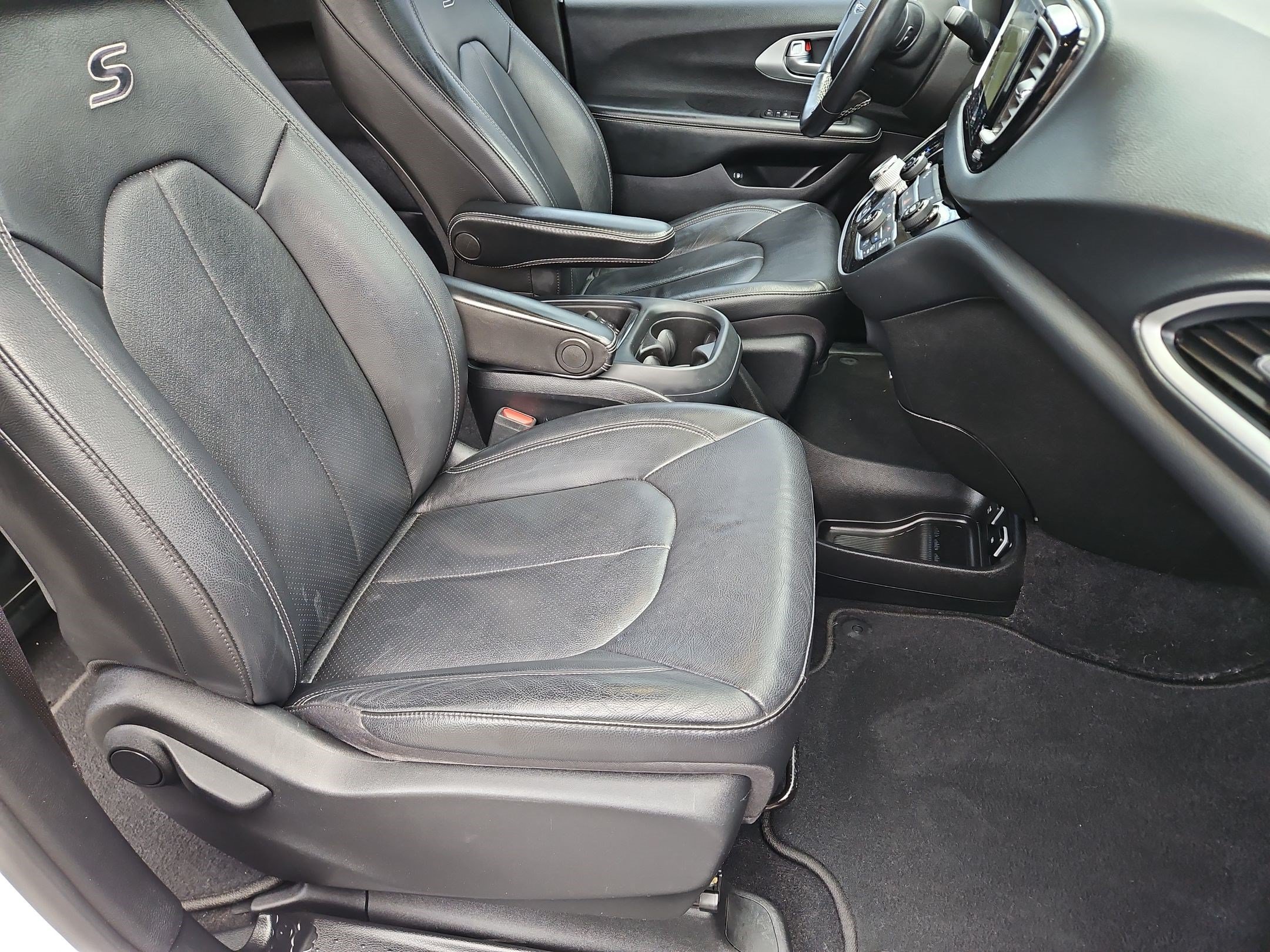Used 2020 Chrysler Pacifica Touring-L FWD image 28