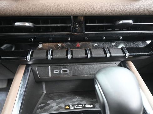 Used 2024 GMC Canyon Denali image 14