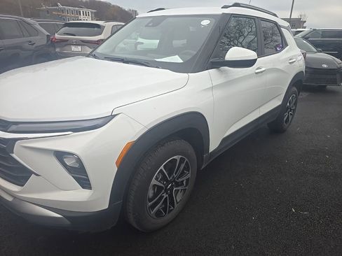 Used 2025 Chevrolet TrailBlazer LT image 1