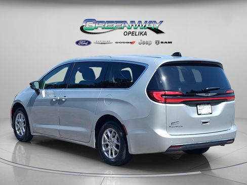 Used 2024 Chrysler Pacifica Touring-L FWD image 5