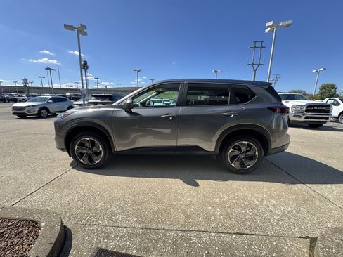 Used 2024 Nissan Rogue SV image 15