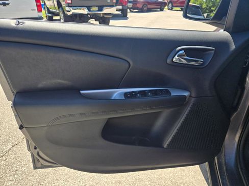 Used 2019 Dodge Journey SE w/ Blacktop Package FWD image 16