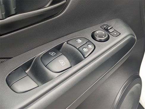 New 2025 Nissan Kicks Play S image 12