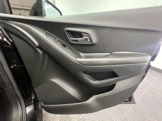 Used 2022 Chevrolet Trax LT w/ Midnight Edition AWD/4WD image 16