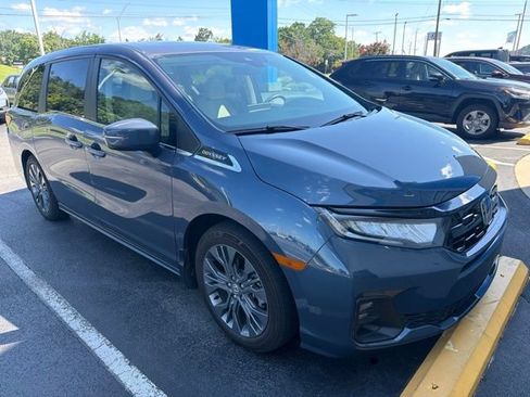 Used 2025 Honda Odyssey Touring image 3