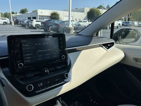 Used 2022 Toyota Corolla LE FWD image 34