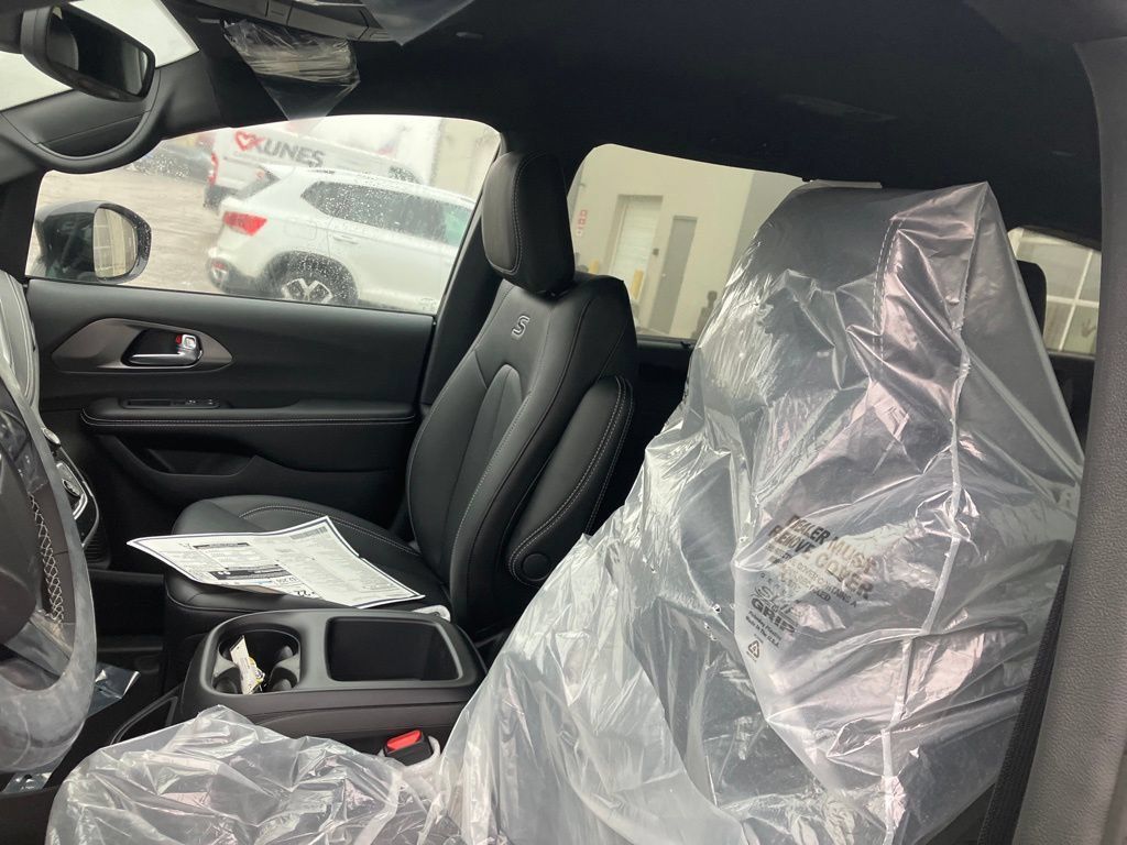 New 2026 Chrysler Pacifica Select w/ S Appearance Package FWD image 16