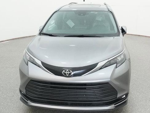 New 2026 Toyota Sienna XLE image 2