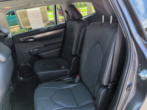 Used 2024 Toyota Highlander Platinum FWD image 13