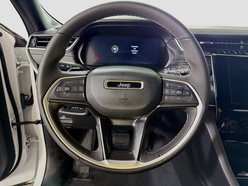 Used 2023 Jeep Grand Cherokee Altitude AWD/4WD image 13