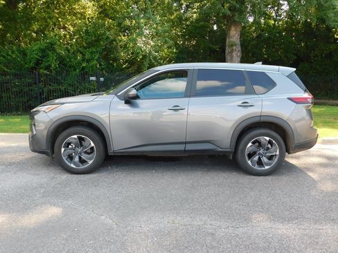 Used 2025 Nissan Rogue SV FWD image 2