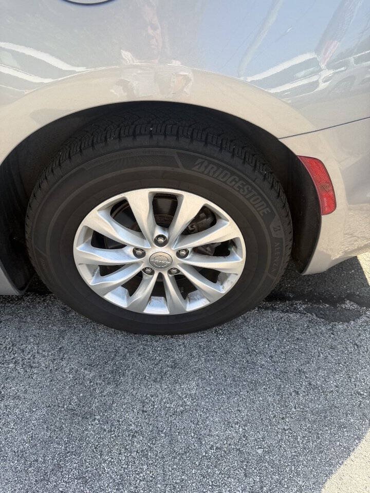 Used 2019 Chrysler Pacifica Touring-L FWD image 12
