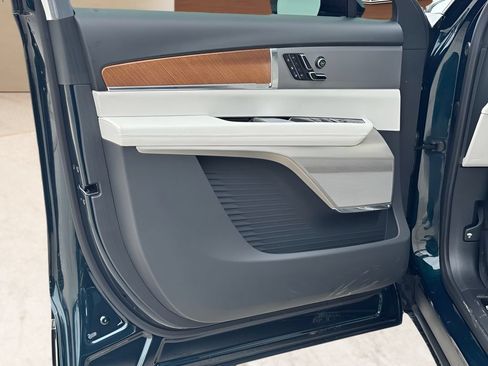 New 2027 Cadillac Vistiq Luxury w/ LPO, Floor Liner Package AWD/4WD image 17